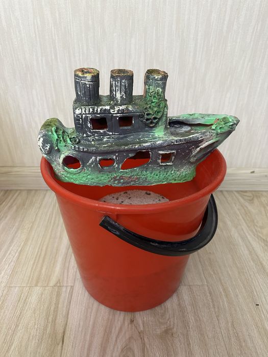 Akvarium Korabl va qum toshlari.