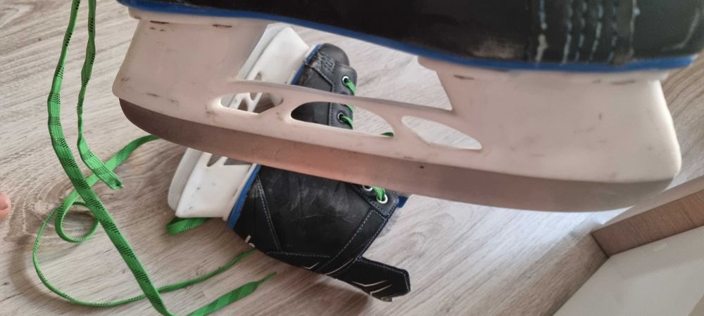 Продам хоккейные коньки