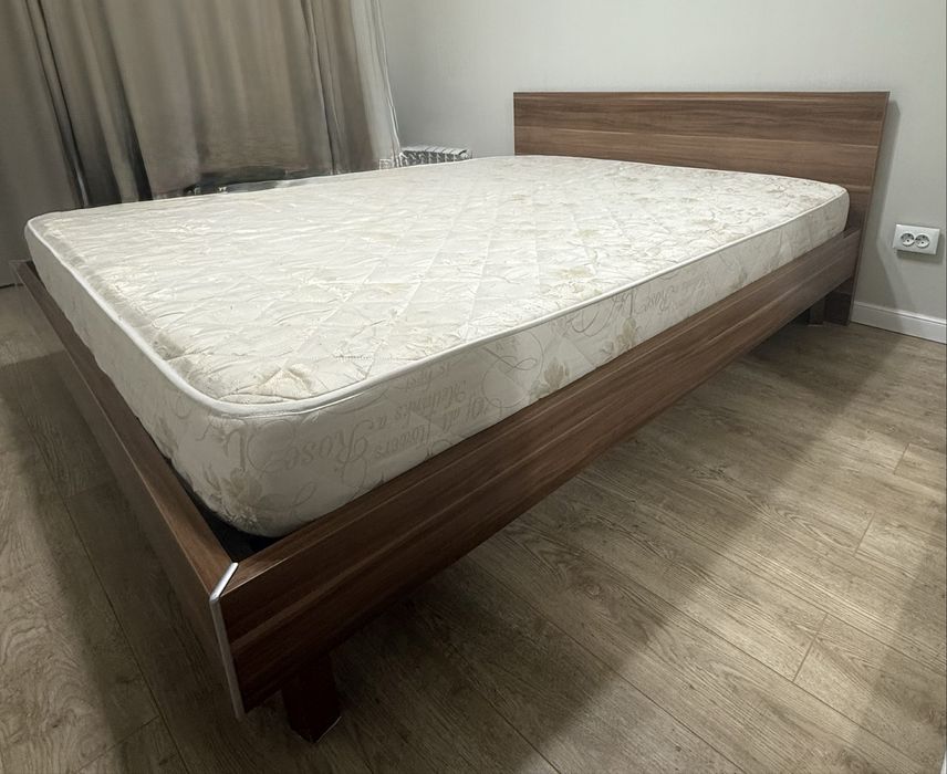 кровать б/у с матрасом