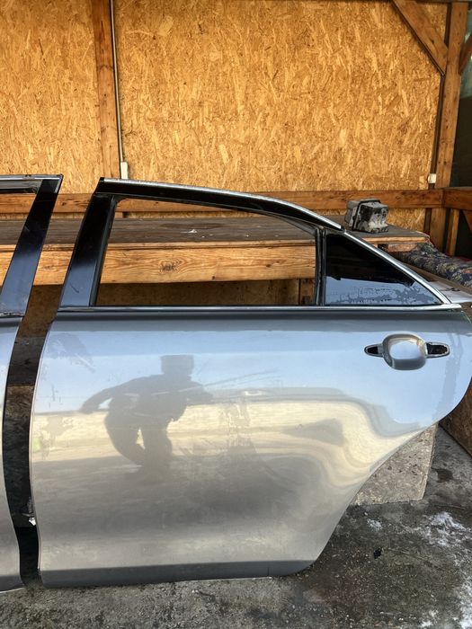 Продам двери на Камри 40