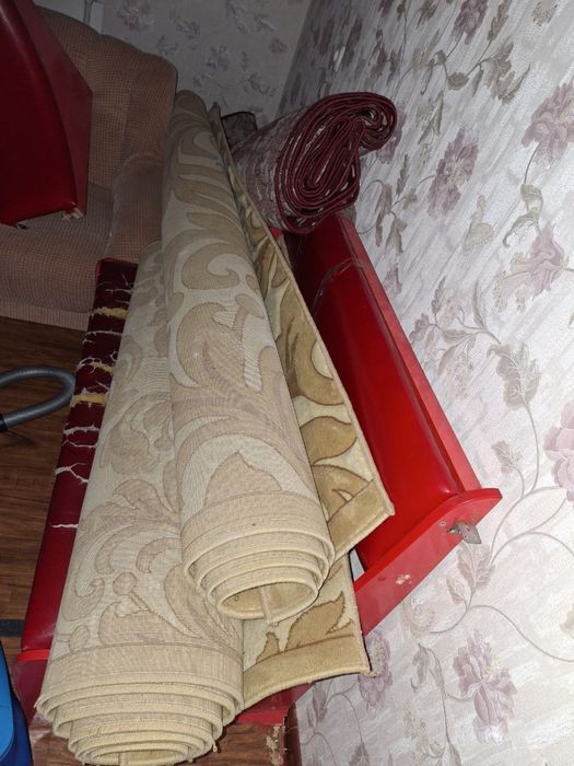 Отдам даром диван и уголок , можно реставрировать
