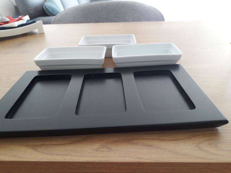 Нов дървен поднос с 3/три/ порцеланови правоъгълни  купички