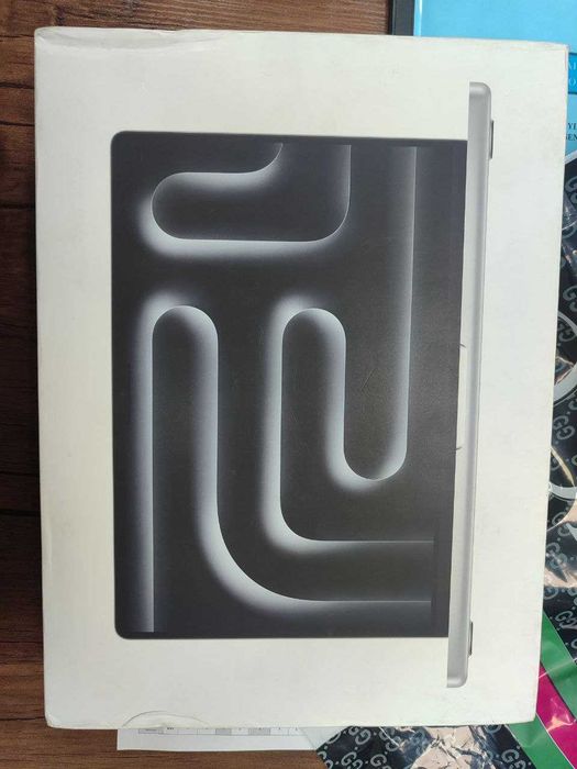 Apple M3 chipiga ega MacBook Pro 14-inch