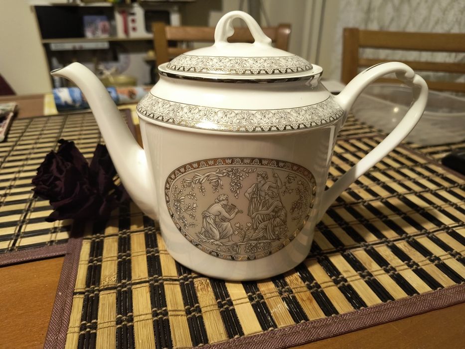 Декорации, чайник, коледен свещник, коледни чаши