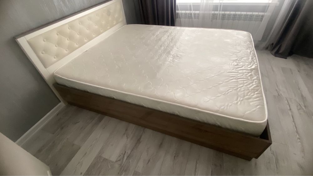 Продается двухспальная кровать с матрасом
