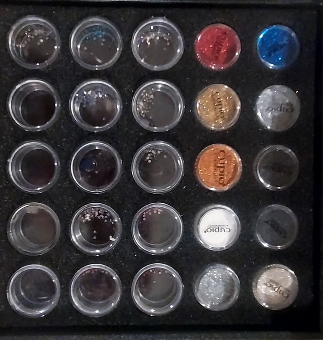 sclipici unghii false și pietricele cupio