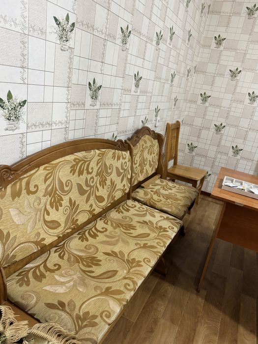 Кухонный стол и угловой диван