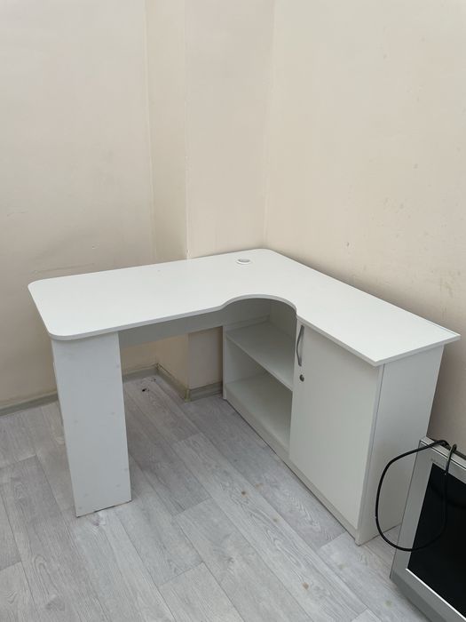 Продам 4 стола и телевизор.