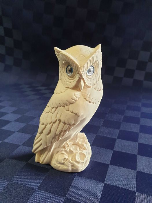 Масивна пластика на бял орел и Стар авторски акварел