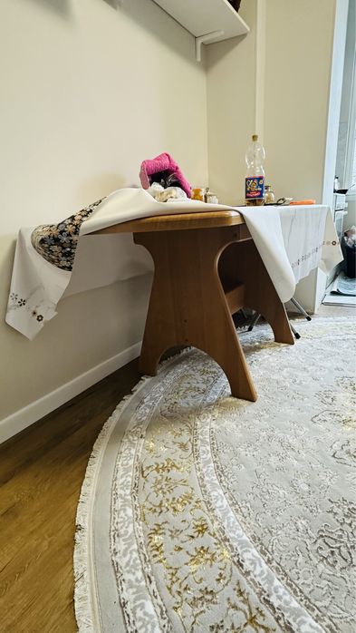 Стол с двумя табуретками