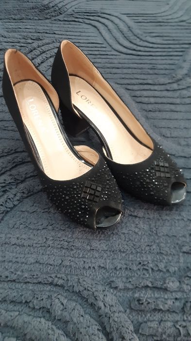 Продам женские туфельки.