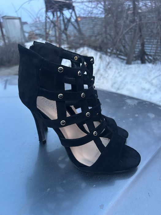 Продам босоножки новые