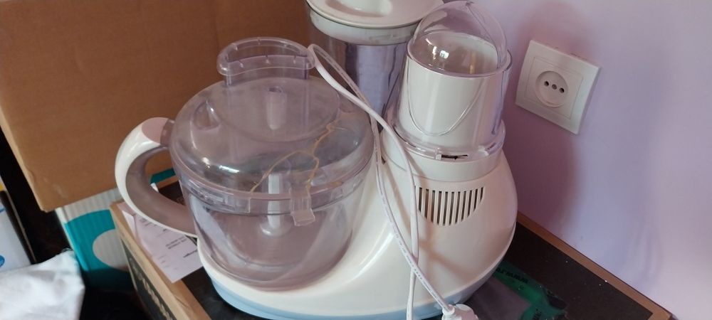 Robot de bucatarie pentru piese de schimb- motor nefunctional