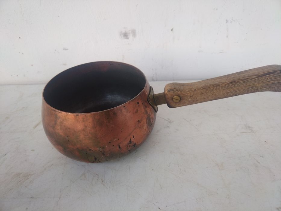 Лот от 6 броя бакърени/медни съдове.
1. Голям медна ваза 
2. Голям под