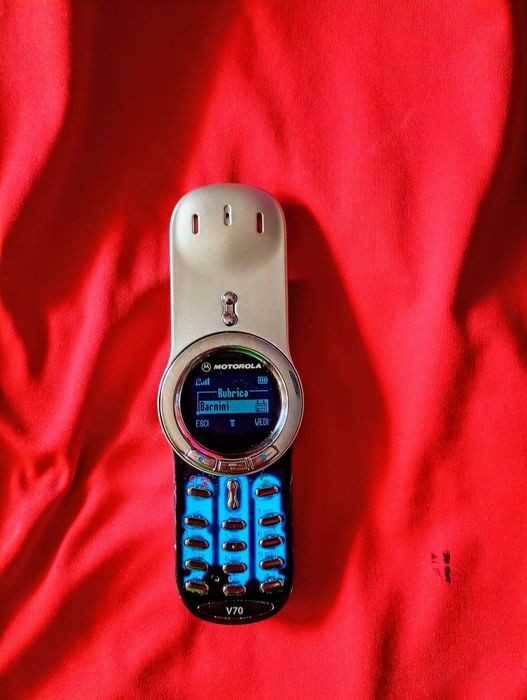 Motorola v70 Nou + accesorii originale ( decodat,folie pe clapetă)