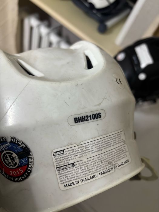 Продам шлем хоккейный