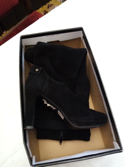 Cizme piele întoarsă culoare neagra.