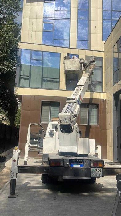 Моем фасады, витрины, окна