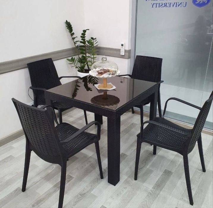 Стол стул сотилади.