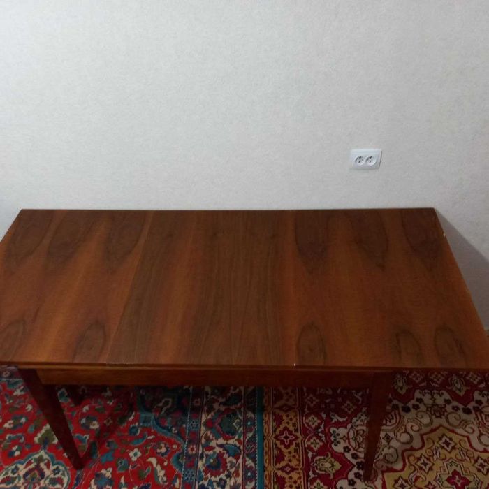 Продам стол обеденный полированный раскладной 80 см на 120 см (180 см)