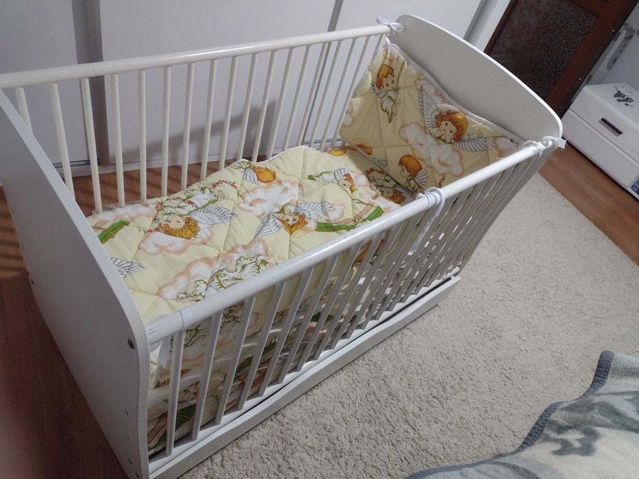 Patut pentru copii cu sertare, saltea , pilota si lenjerie