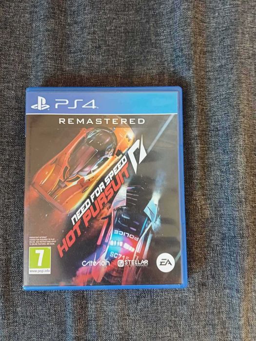 Конзола PS4, четири игри и два джойстика