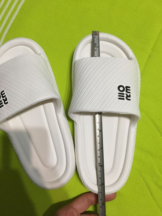 Papuci albi in trend