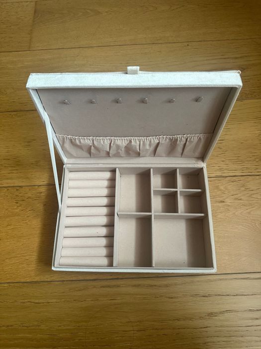 Кутия за бижута - велурено покритие