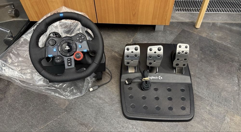 Vand volan logitech driving force g29 cu schimbator si pedale