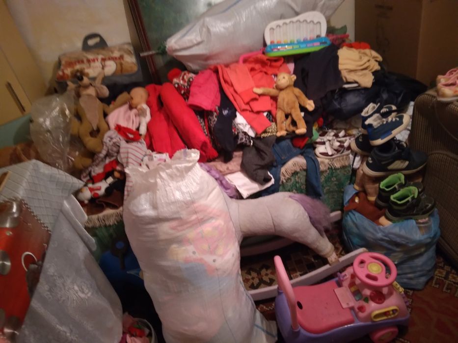 Vând hăinuțe pentru copiii 3-12 ani ieftin la 200 de lei cutia mare