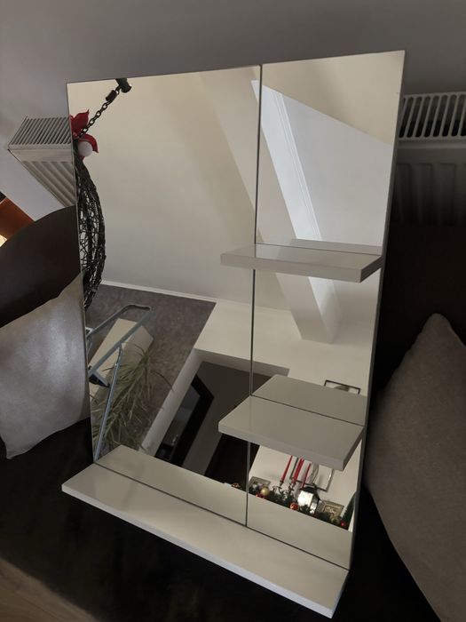 Oglinda cu polite albe