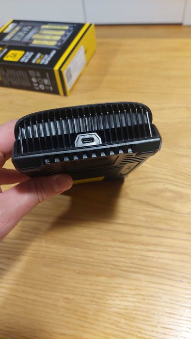 Зарядно Nitecore UMS4 за четири батерии