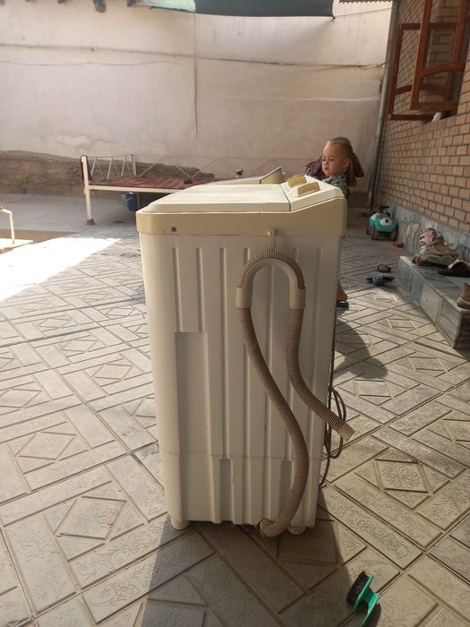 Kir yuvish mashinasi sotiladi. Yarim (поль) avtomat