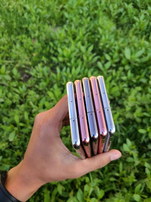 Samsung Galaxy S10 Plus DUOS. OzU 8 GB. Hotira 128 GB. Rangi Har Xil
