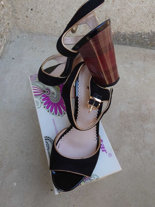 Елегантни сандали с висок ток