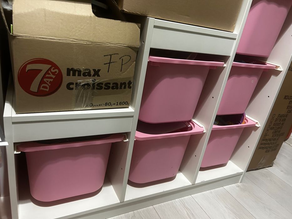 Ansamblu depozitare jucării roz de la Ikea