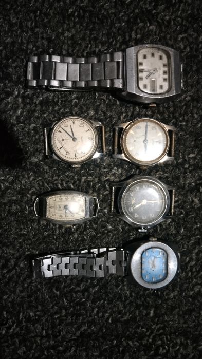 Часы механические не на ходу.