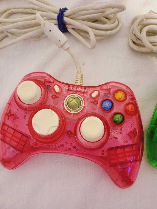 Doua manete transparente pentru Xbox 360. Rock candy