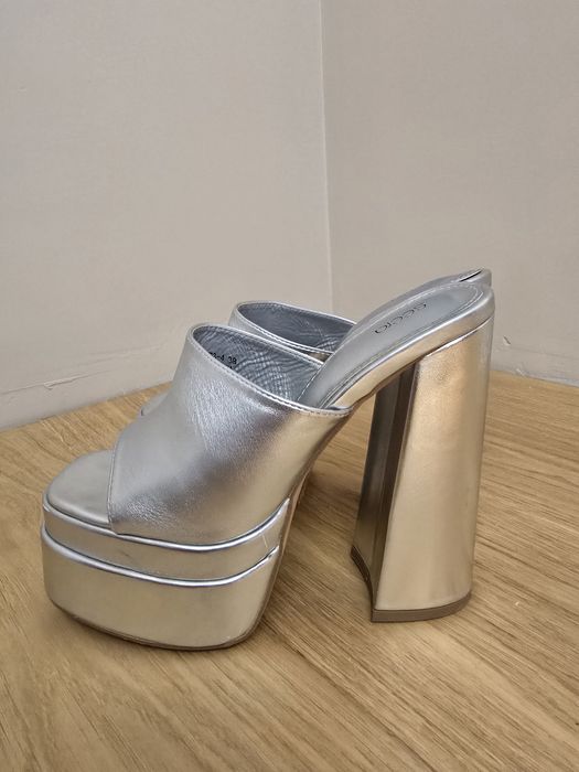 Сребърни обувки и чанта