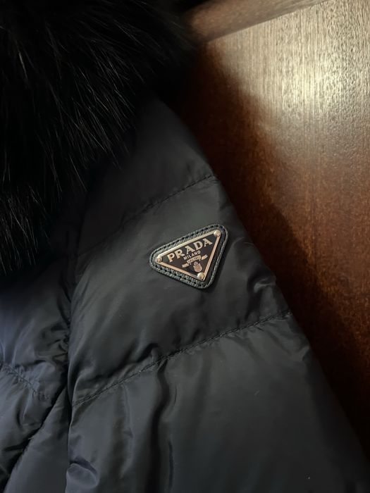 Дълго яке Prada.