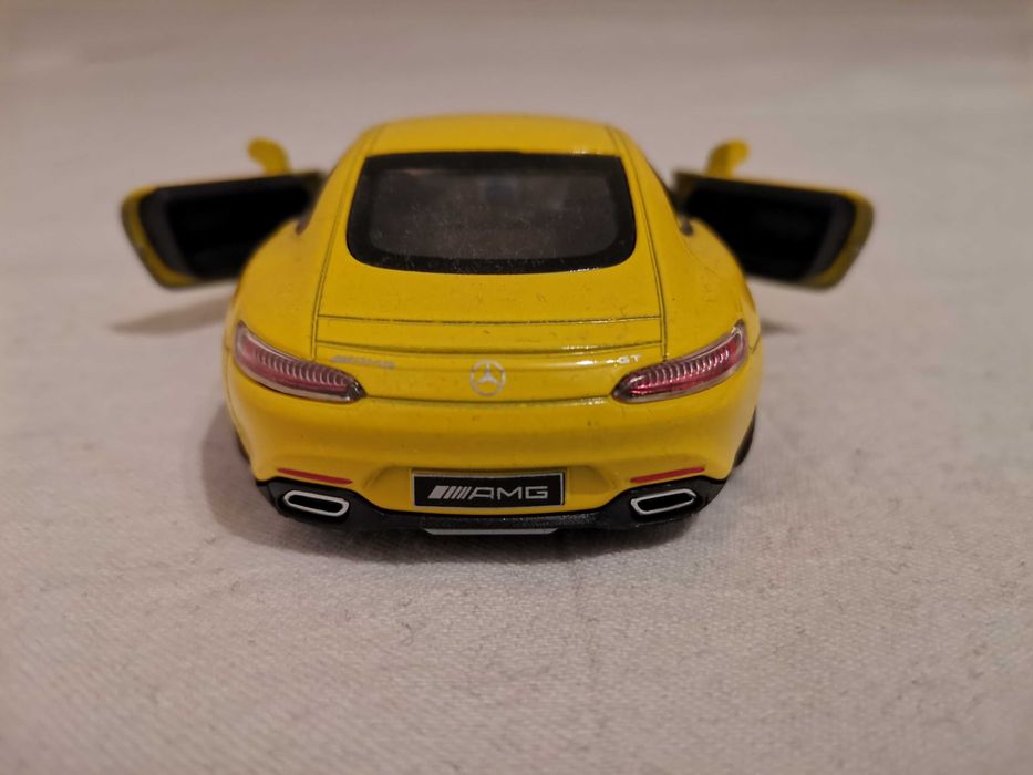 Продавам детски колички на производителите "Kinsmart" и "Welly"