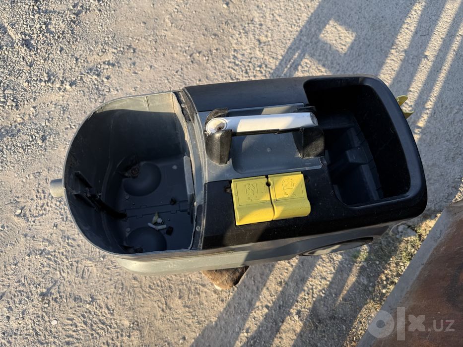 * Karcher PUZZI 10/1 на запчасти или под восстоновление