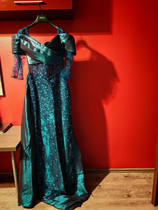 Vând rochie elegantă de nașă – superbă, în stare impecabilă!