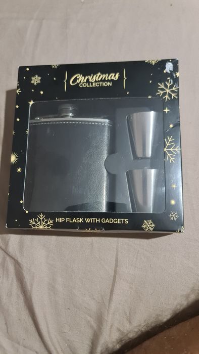 Комплект манерка за алкохол с две чаши