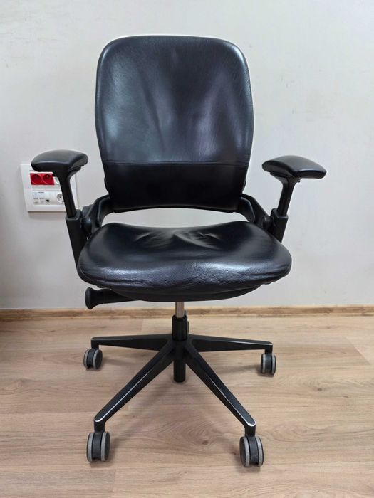 Steelcase leap v2 естествена кожа