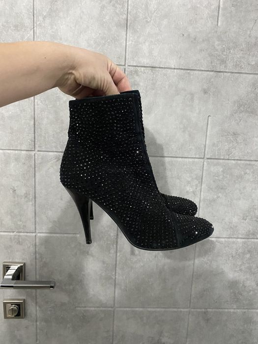 Красивые ботильоны со стразами