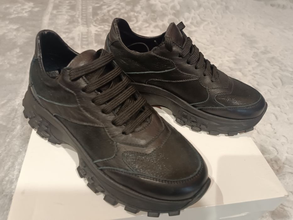 Дамски спортни обувки