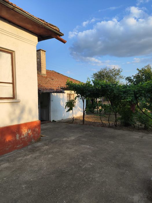 Продава се къща в с.Ветрен