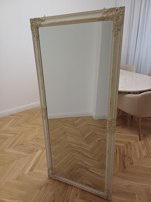 Oglinda cu rama de lemn, tip Baroc, alba.