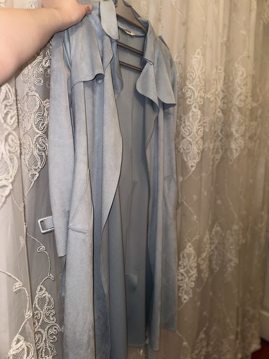 Плащ голубого цвета